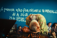 https://www.gyulamuskovics.com/files/gimgs/th-50_ZwAOmLVsGrYSwY_H_TrafoGallery_Kekorak_Azutolsoora_OfnerGergely_web_63.png